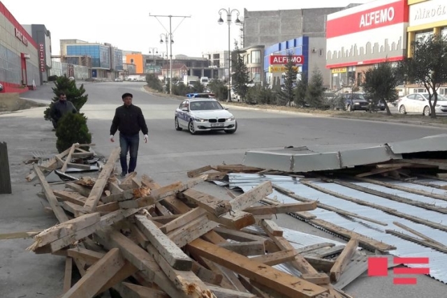 Сильный ветер снес крышу торгового центра в Баку